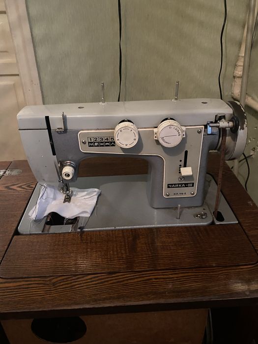 Швейна машинка Чайка-3 в столі