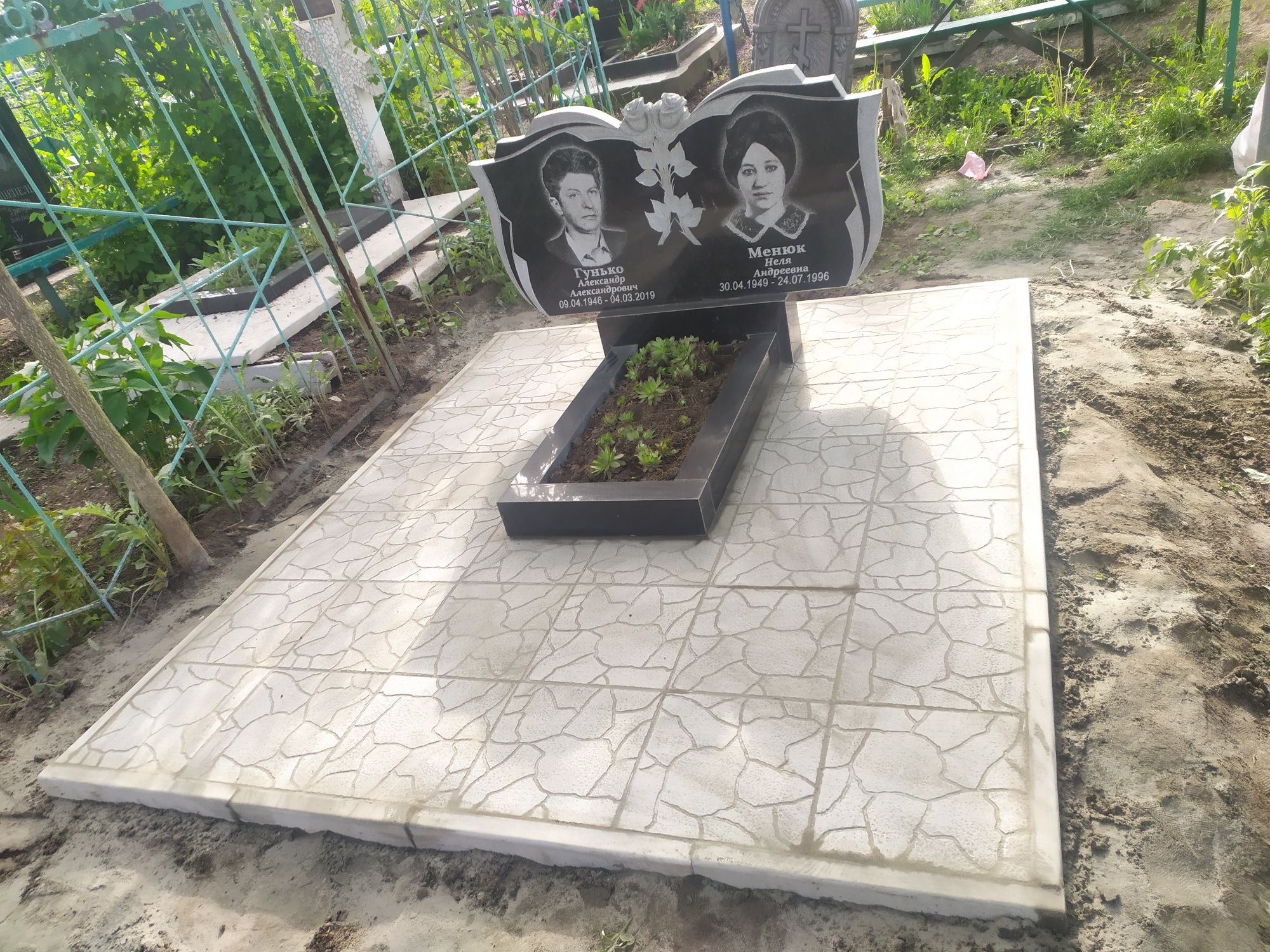 Памятники на двоих. Благоустройство могил Днепр