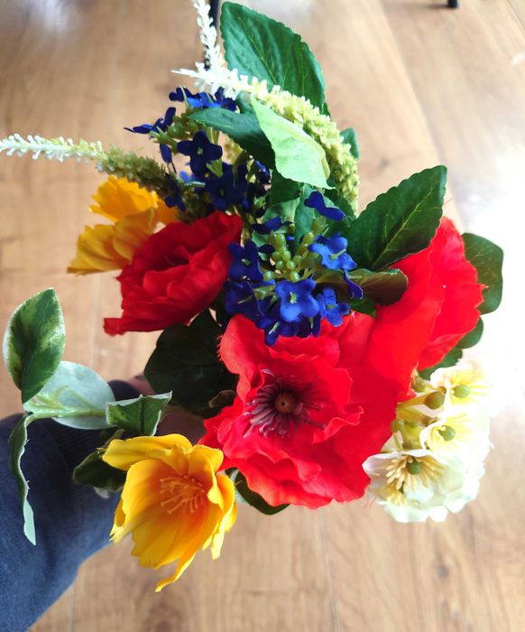 Piękny bukiet ze sztucznych kwiatów, wyraziste kolory.