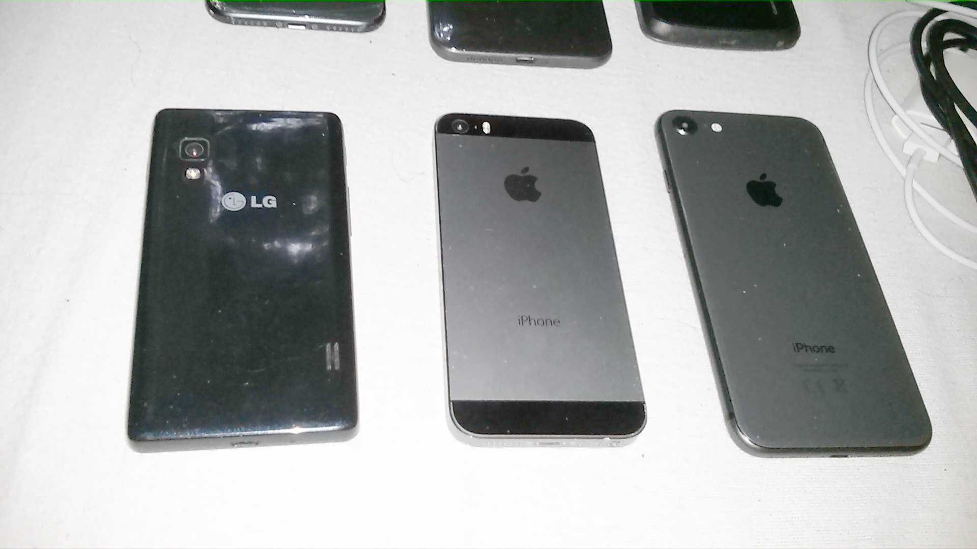 6 telefonów, 3 uszkodzone, 3 sprawne