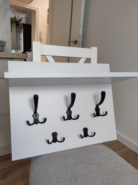 Sprzedam delikatny, stylowy wieszak na ubrania