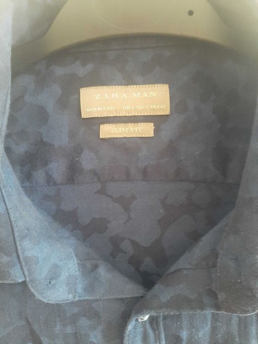 Camisa Zara Azul Escura com padrão