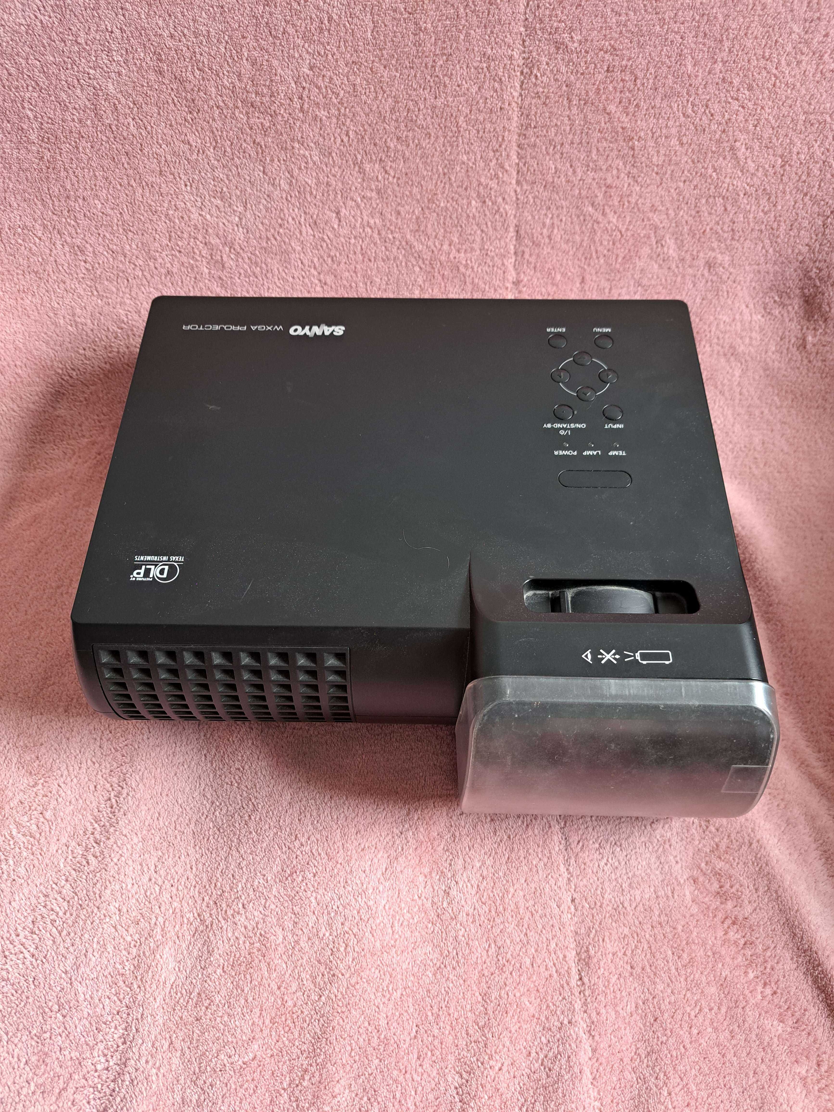 Sanyo PDG-DWL100 – projektor krótkoogniskowy DLP + torba