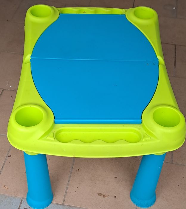 Plastikowy stolik dziecięcy