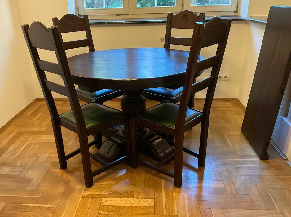 Stół z litego drewna + 8 krzeseł tapicerowanych