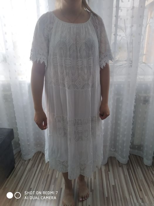 Biała koronkowa sukienka