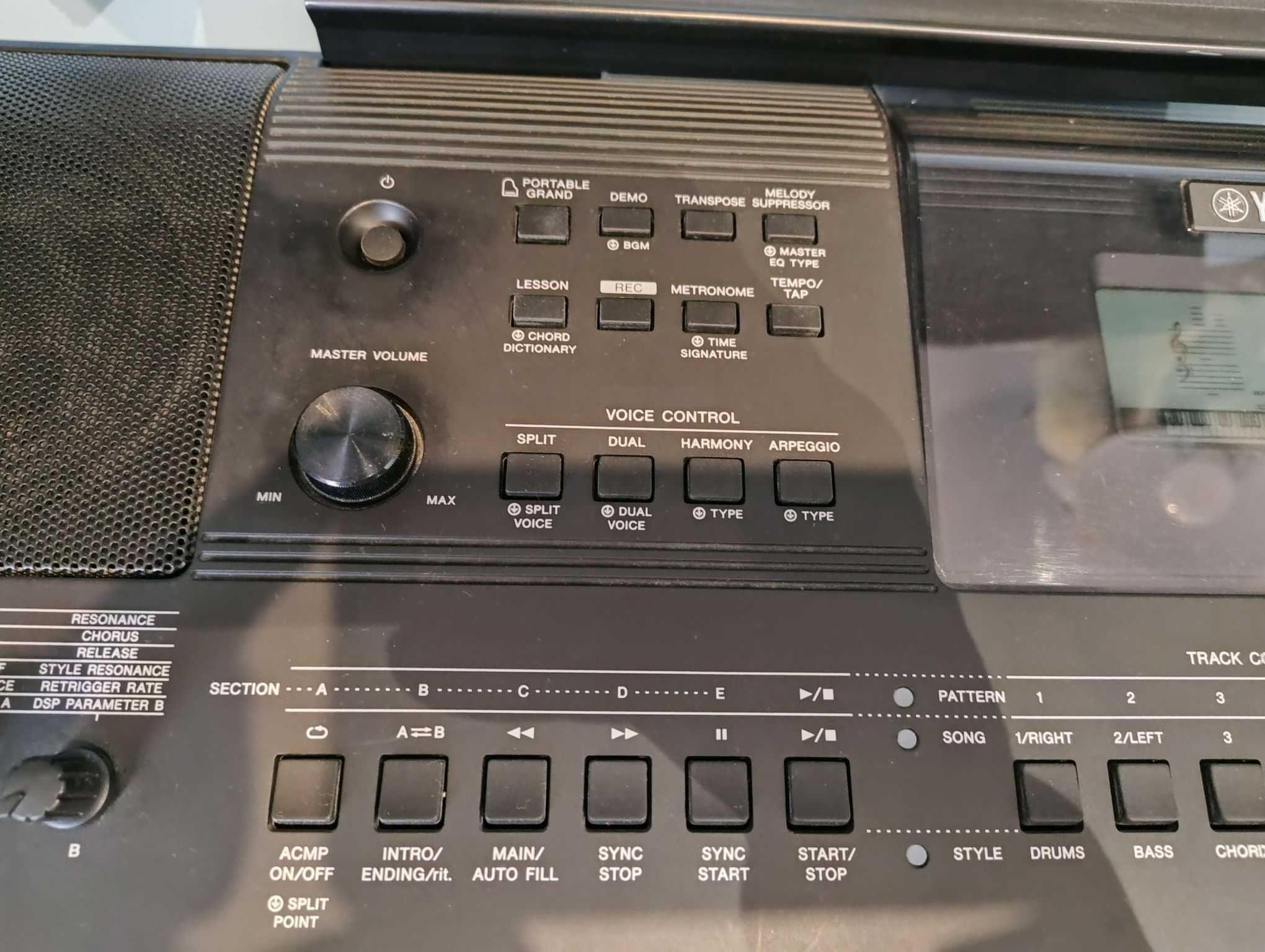 Keyboard Yamaha PSR-E453 wraz ze stojakiem.