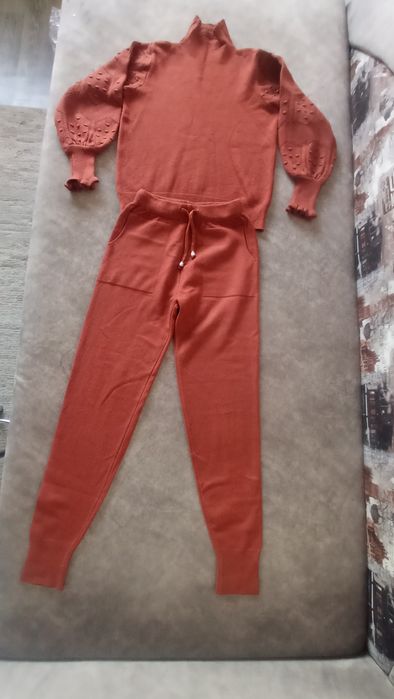 Продам шерстяной костюм,теплый на девочку 11-14 лет