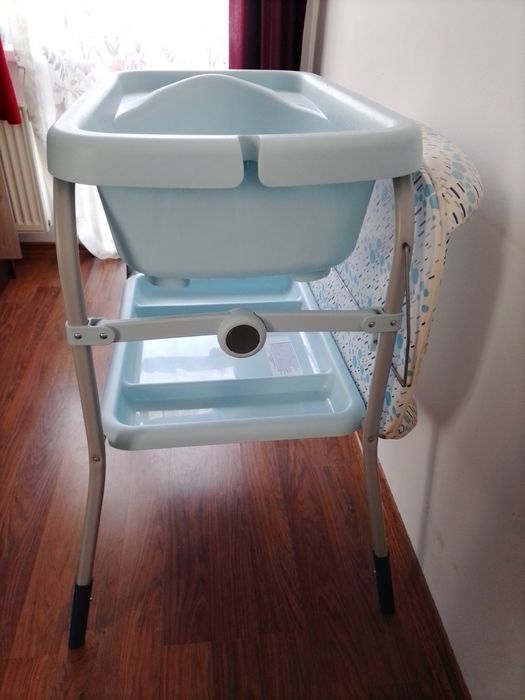 Дитячий пеленальний столик і ванночка Chicco