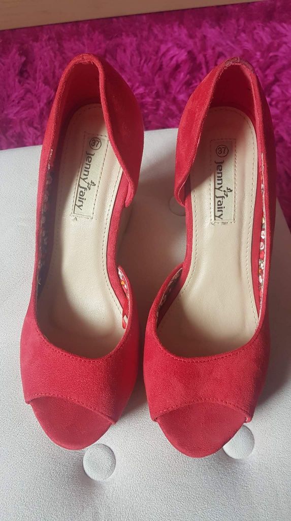 Czerwone buty na koturnie