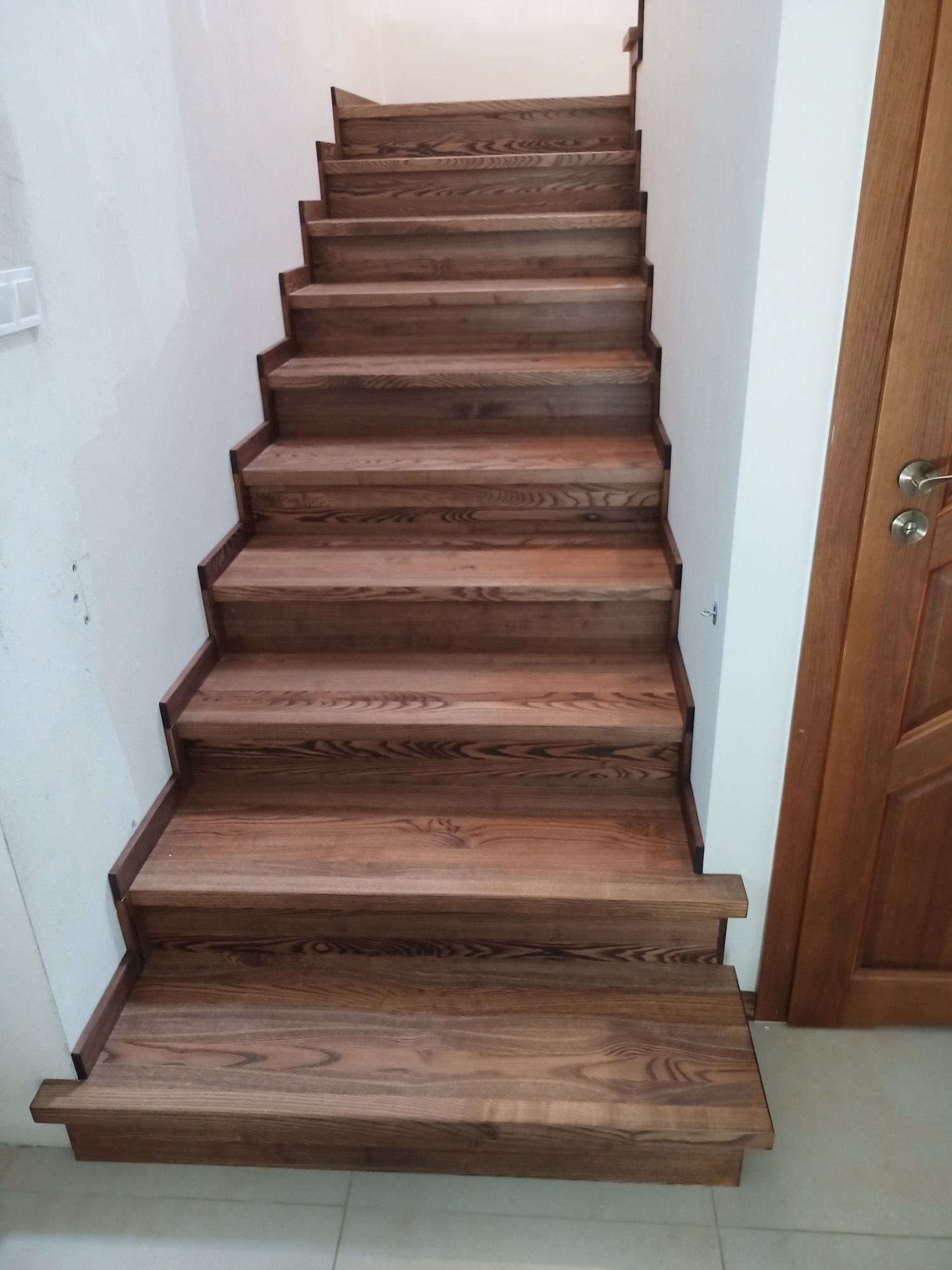 Schody na beton, samonośne, dywanowe, stalowe Loft dębowe
