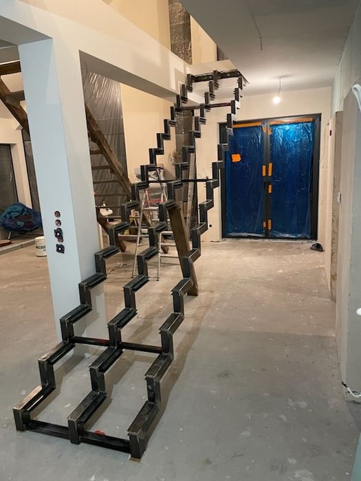 Obudowa drzewem metalowej konstrukcji schodów/Ustanów