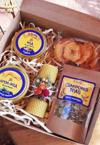 Подарочный набор (натуральный мёд, свечи из мед. вощины, чай, пряники)