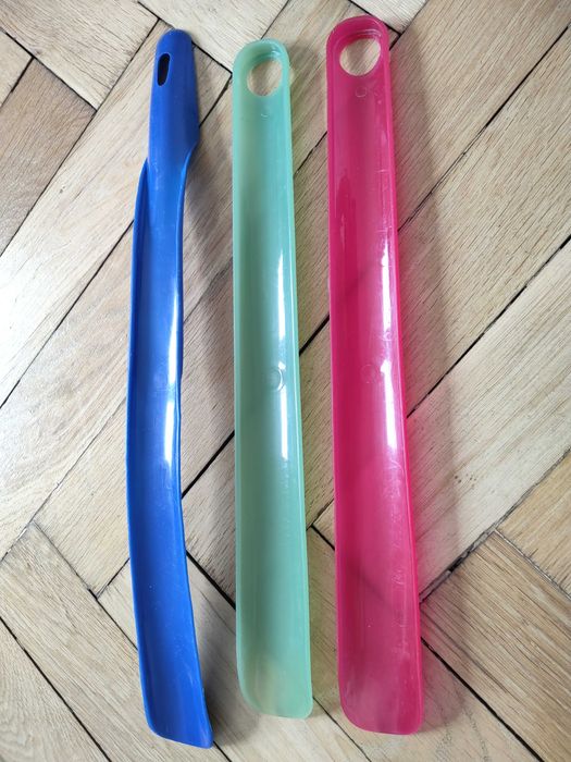 Łyżki do butów z długim trzonkiem, trzy sztuki za 6 zł.