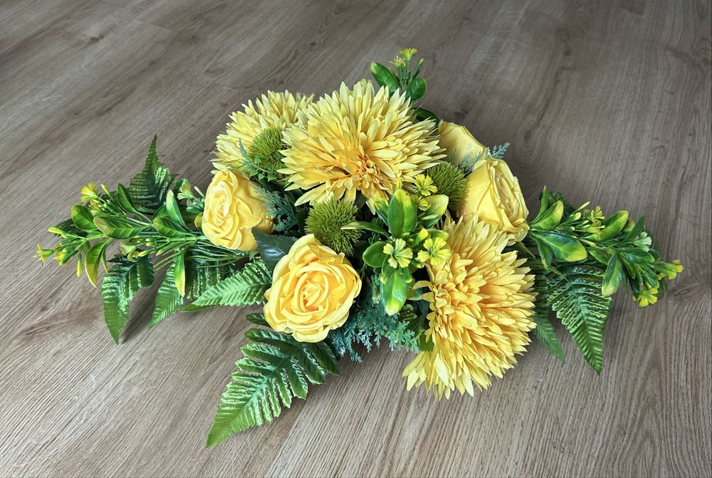 Stroik kwiatowy z chryzantemami