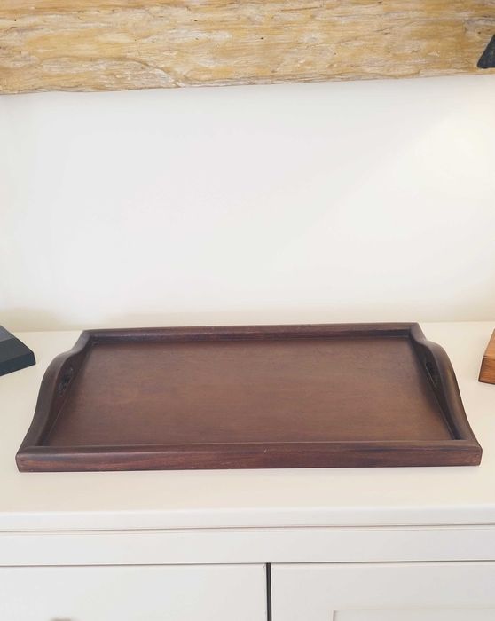 Tabuleiro vintage em madeira.
Grande tabuleiro.
Dimensões: 51,50x33cm