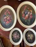 Quatro pinturas a óleo, em dois tamanhos, com molduras branco lacadas