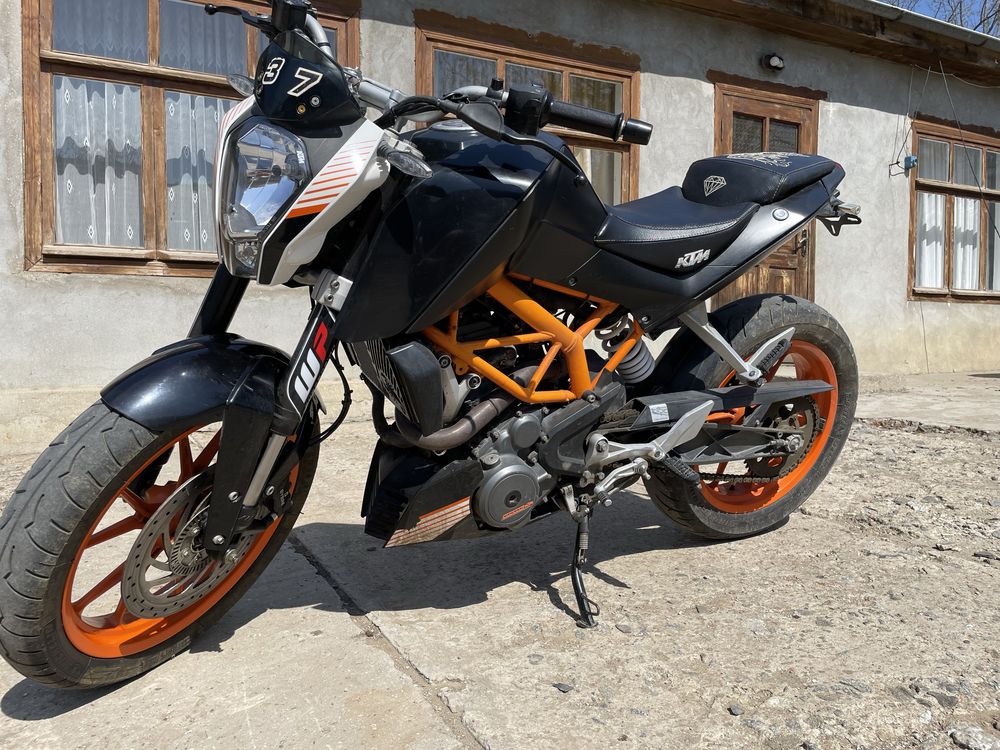 KTM duke 390.