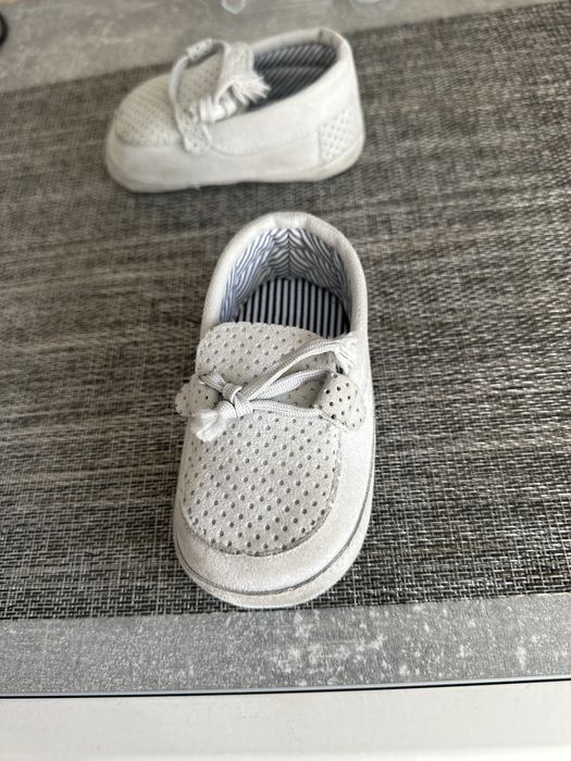 Szare eleganckie buty dla niemowlaka Christopher