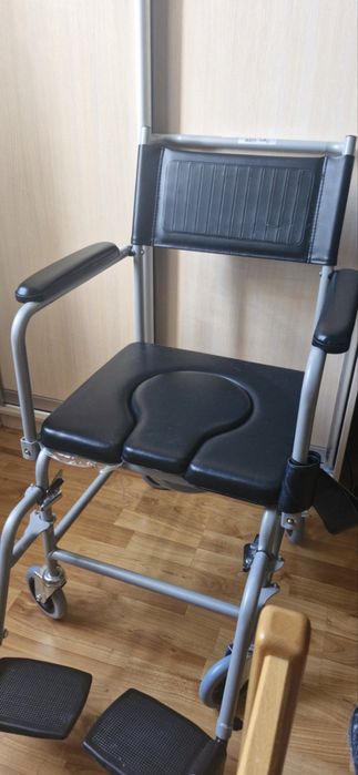 Крісло-каталка (інвалідне крісло)