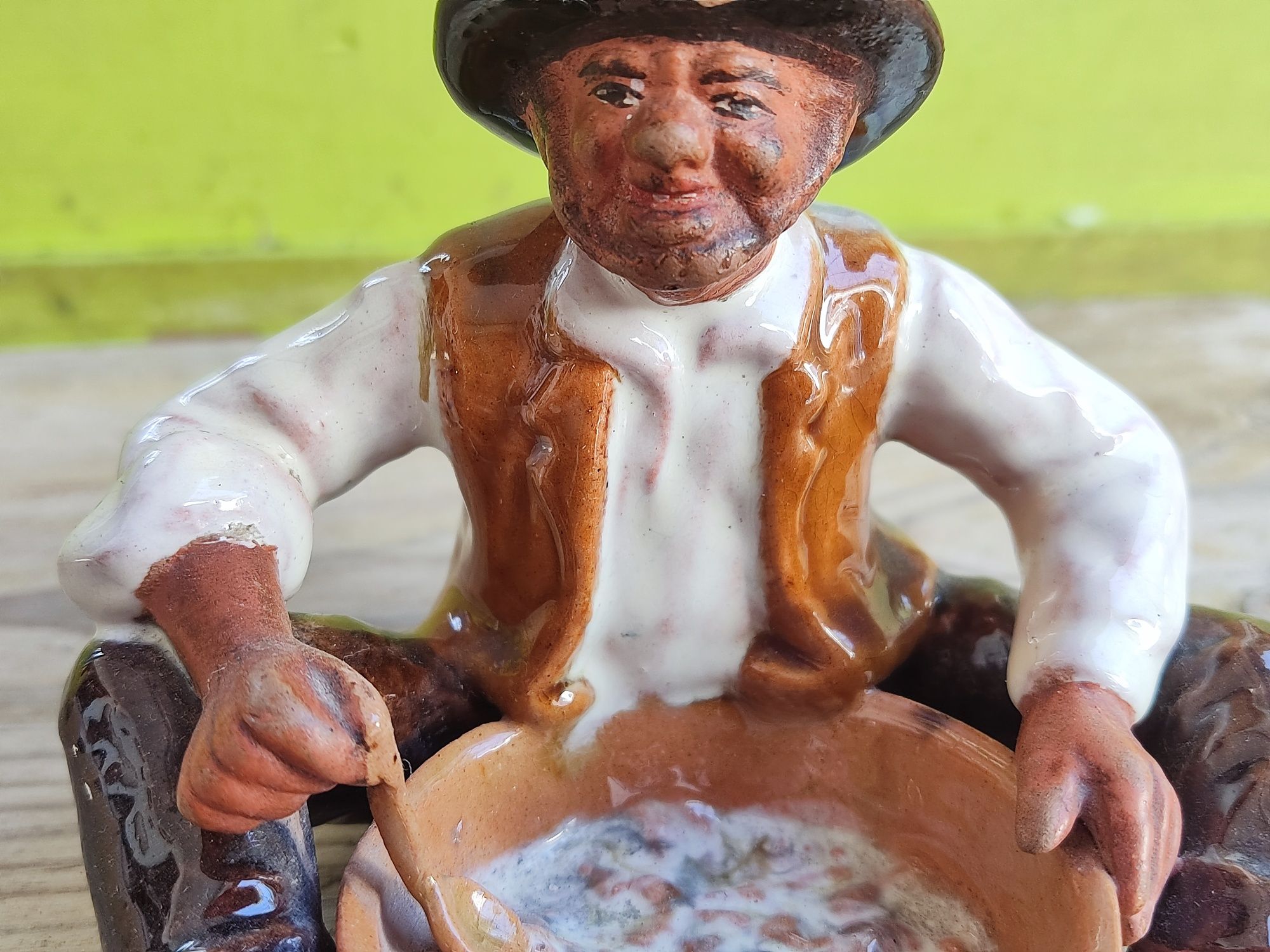 Estatueta Bordalo Pinheiro, Zé Povinho comendo
