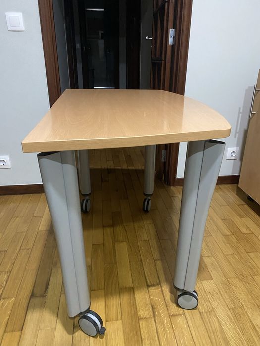 Secretaria com rodas e tampo de madeira