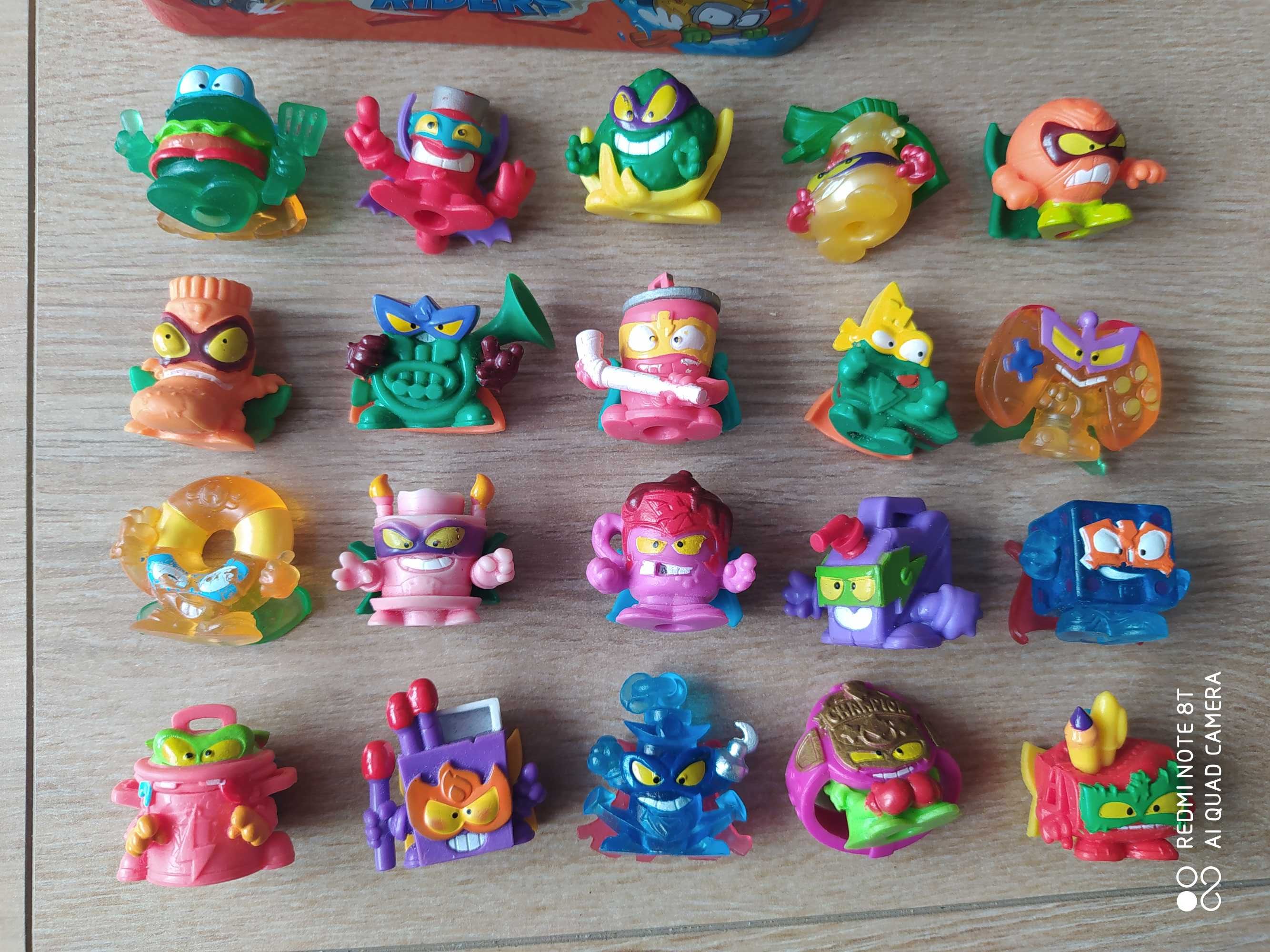 Puszka super Things + 20 figurek Super Zings