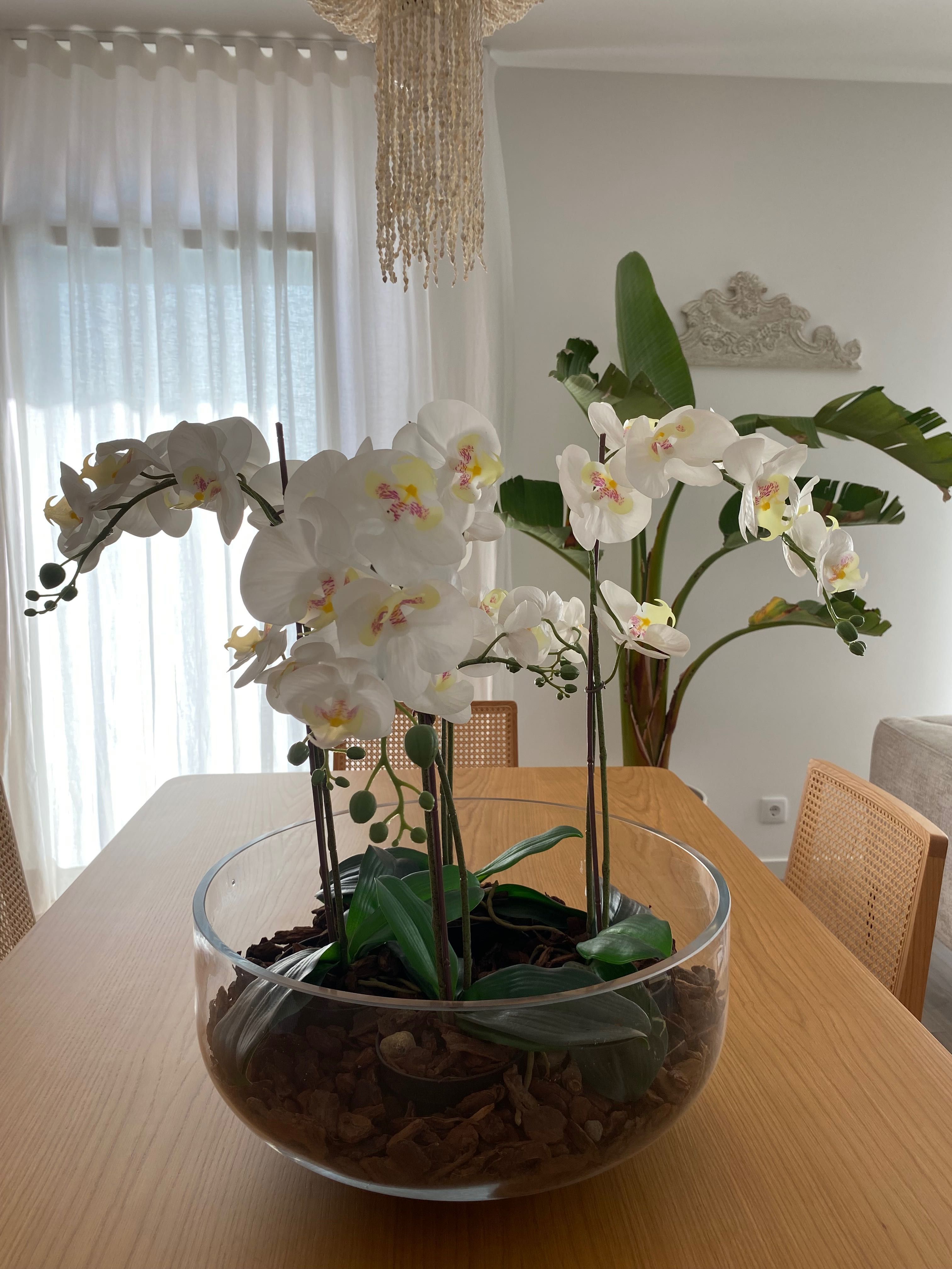 Centro de mesa com orquídeas artificiais