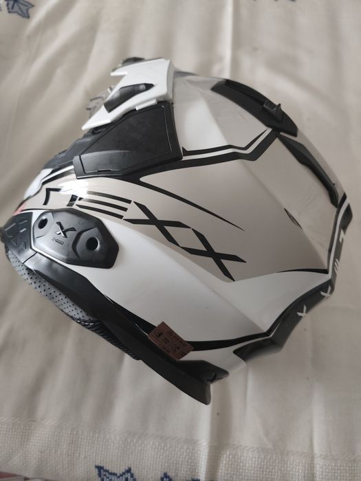 Capacete de motociclista como novo, com todos os equipamentos