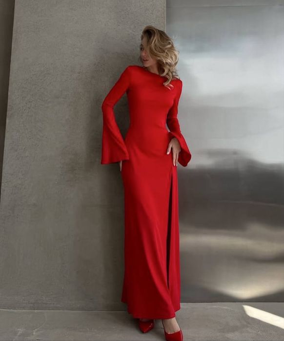 червона сукня з вирізом