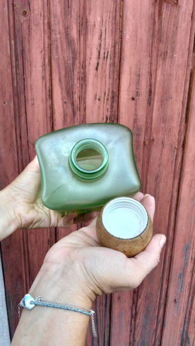 Garrafa Decorativa em Vidro Fosco Verde com Flores e Tampa em Madeira