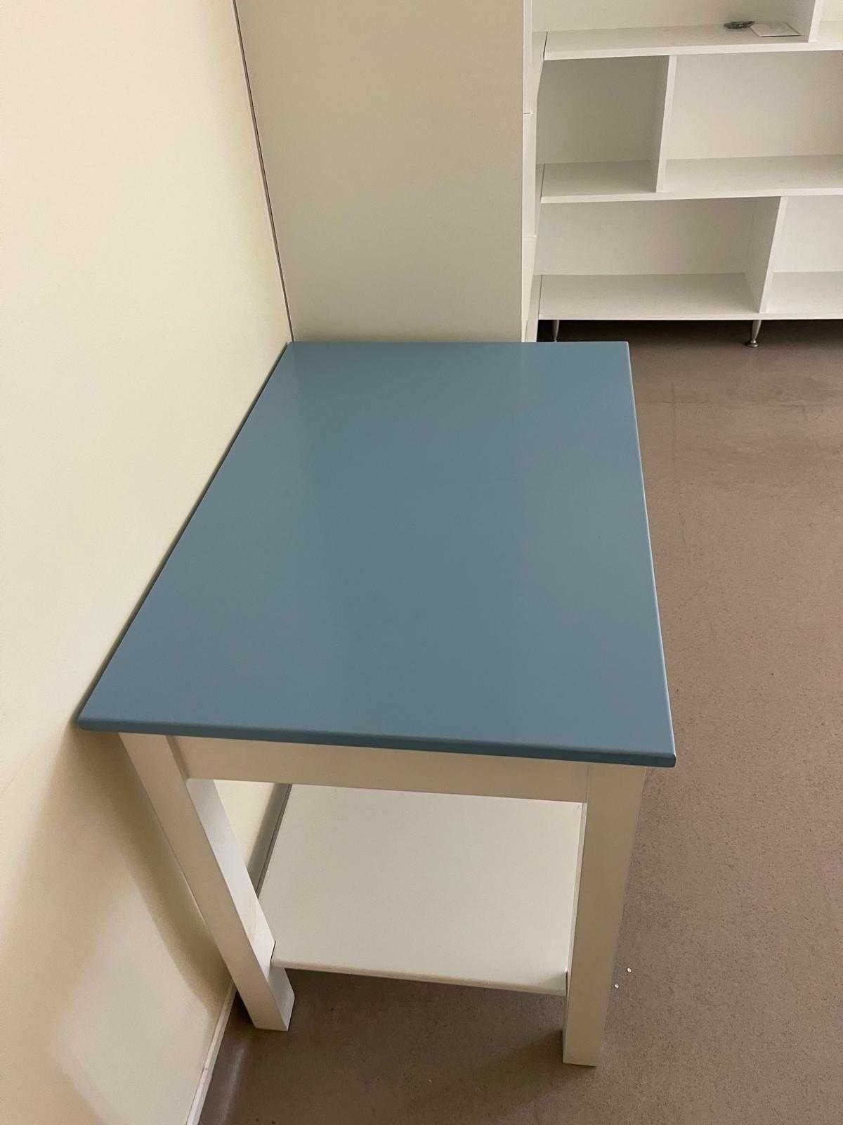 Mesa Auxiliar Moderna com Tampo Azul