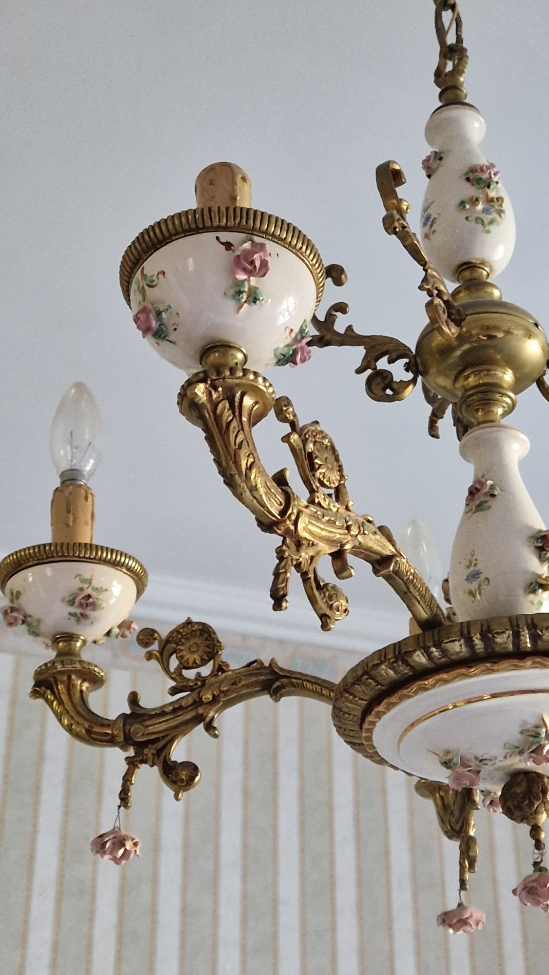 Candeeiro de Teto Vintage em Porcelana e Latão Dourado