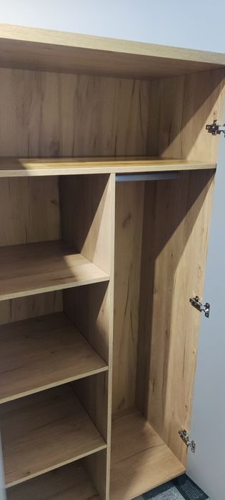 Duża szafa dwudrzwiowa z drążkiem i półkami