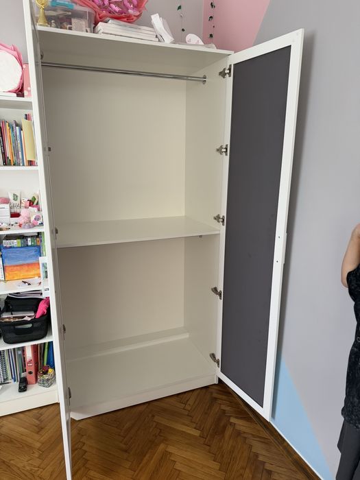 Шафа для одягу на вішалках