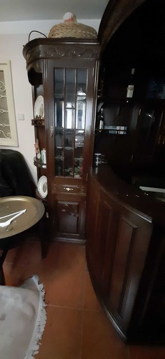 Móvel cristaleira em nogueira