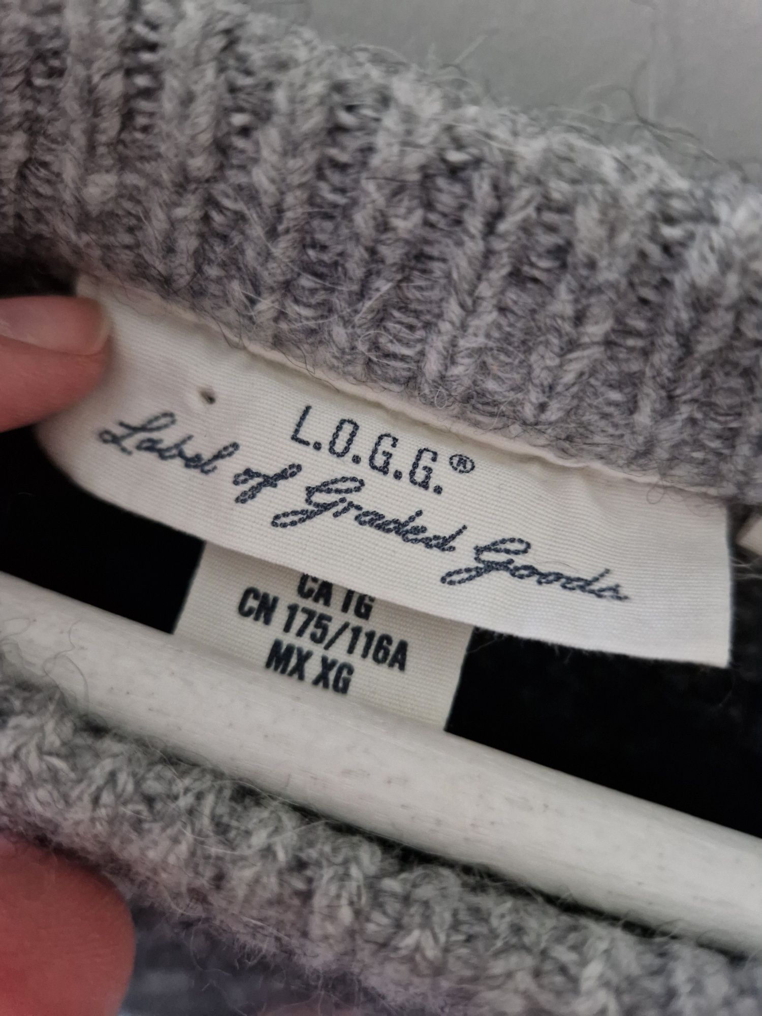 Stylowy, ciepły sweter marki H&M, idealny na jesienne i zimowe dni
