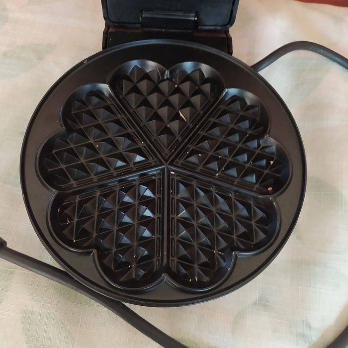 Электро вафельницав нормальном состоянии