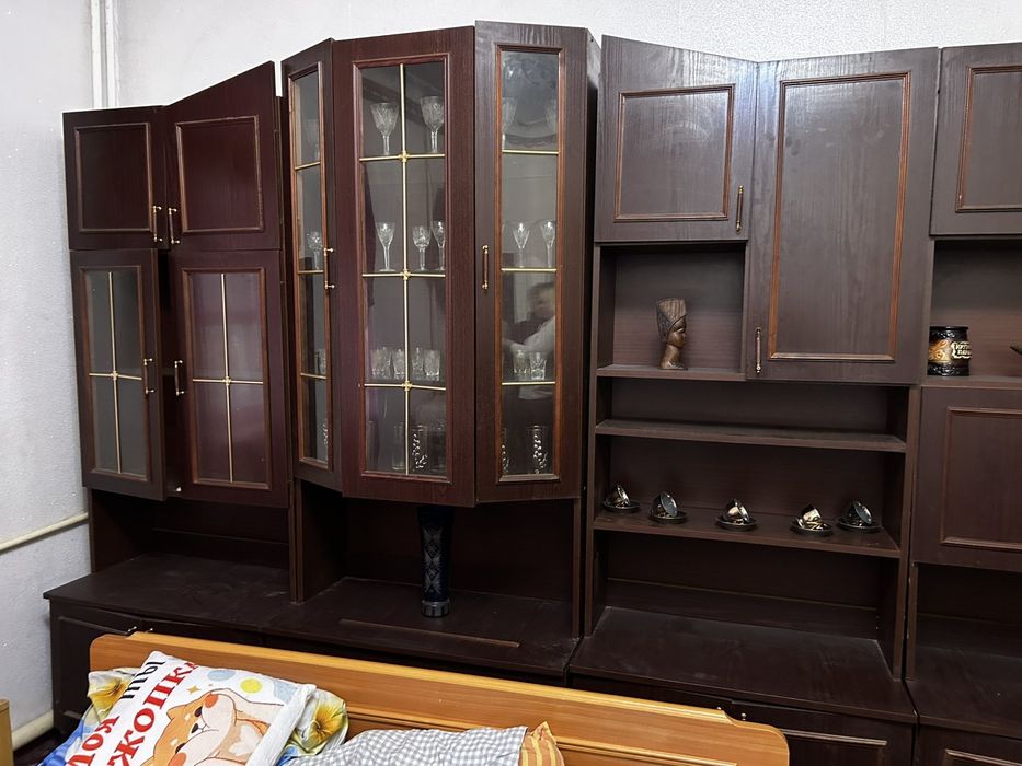 Продам набір меблів, шкаф, сервант
