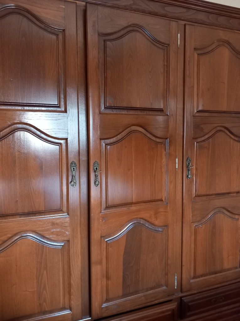 Cama de casal e guarda fatos