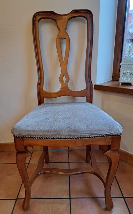 Komplet krzeseł do salonu