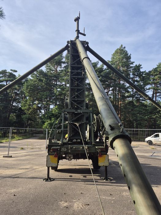 Wojskowy maszt teleinformatyczny - wieża mobilna h25m