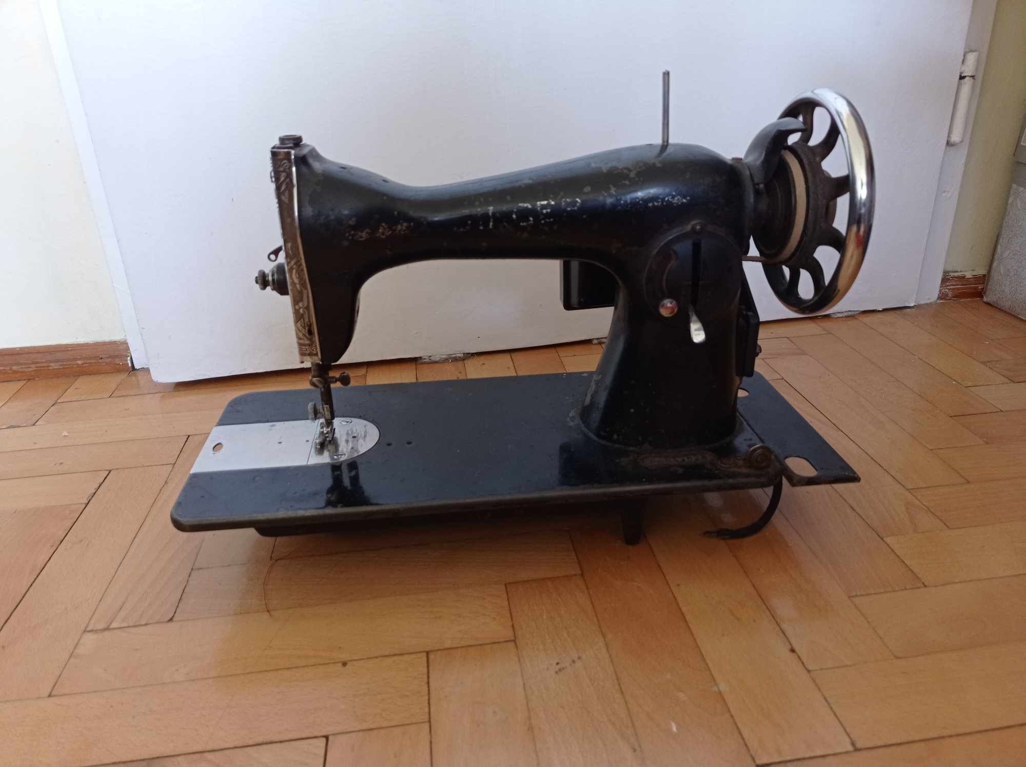 Stara maszyna do szycia Singer rok około 1945 antyk