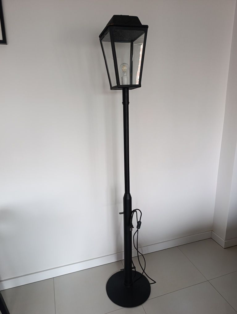 Sprzedam lampę oświetleniową.