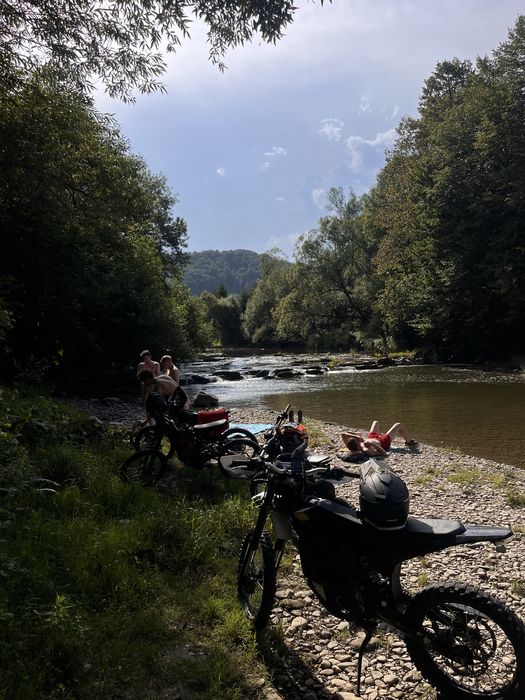 Wynajem motocykli cross elektryczny surron Ultra light bee stark varg