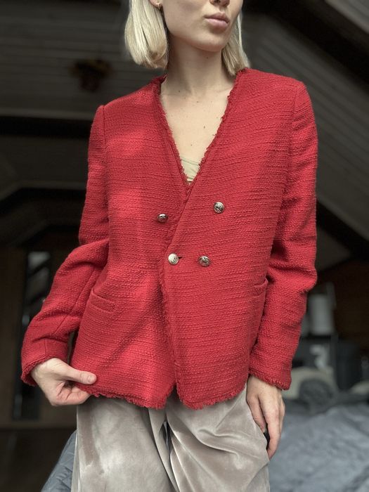 Червоний піджак Mango у стилі Old Money