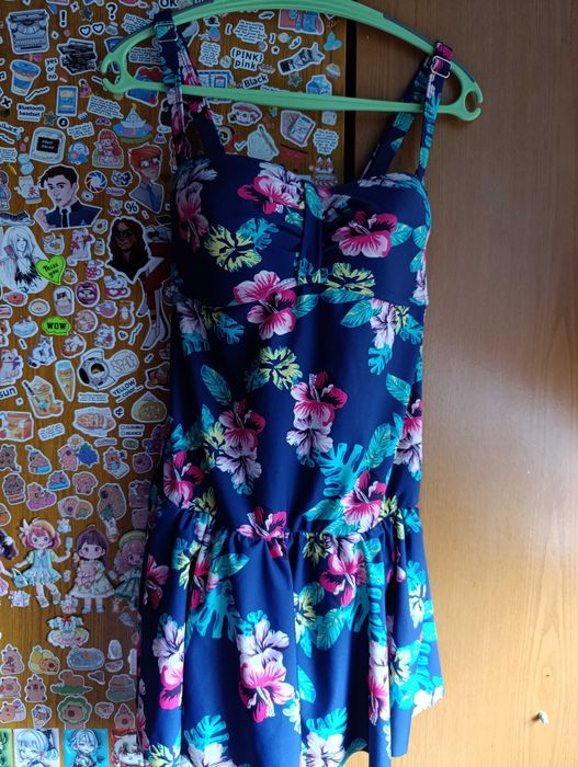 Суцільний жіночий купальник