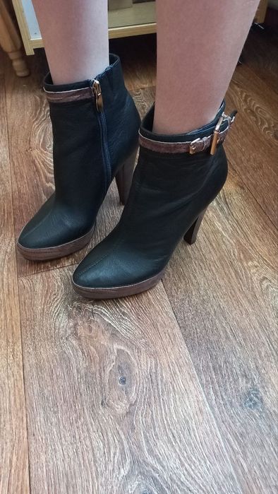 Шкіряні чоботи на підборі