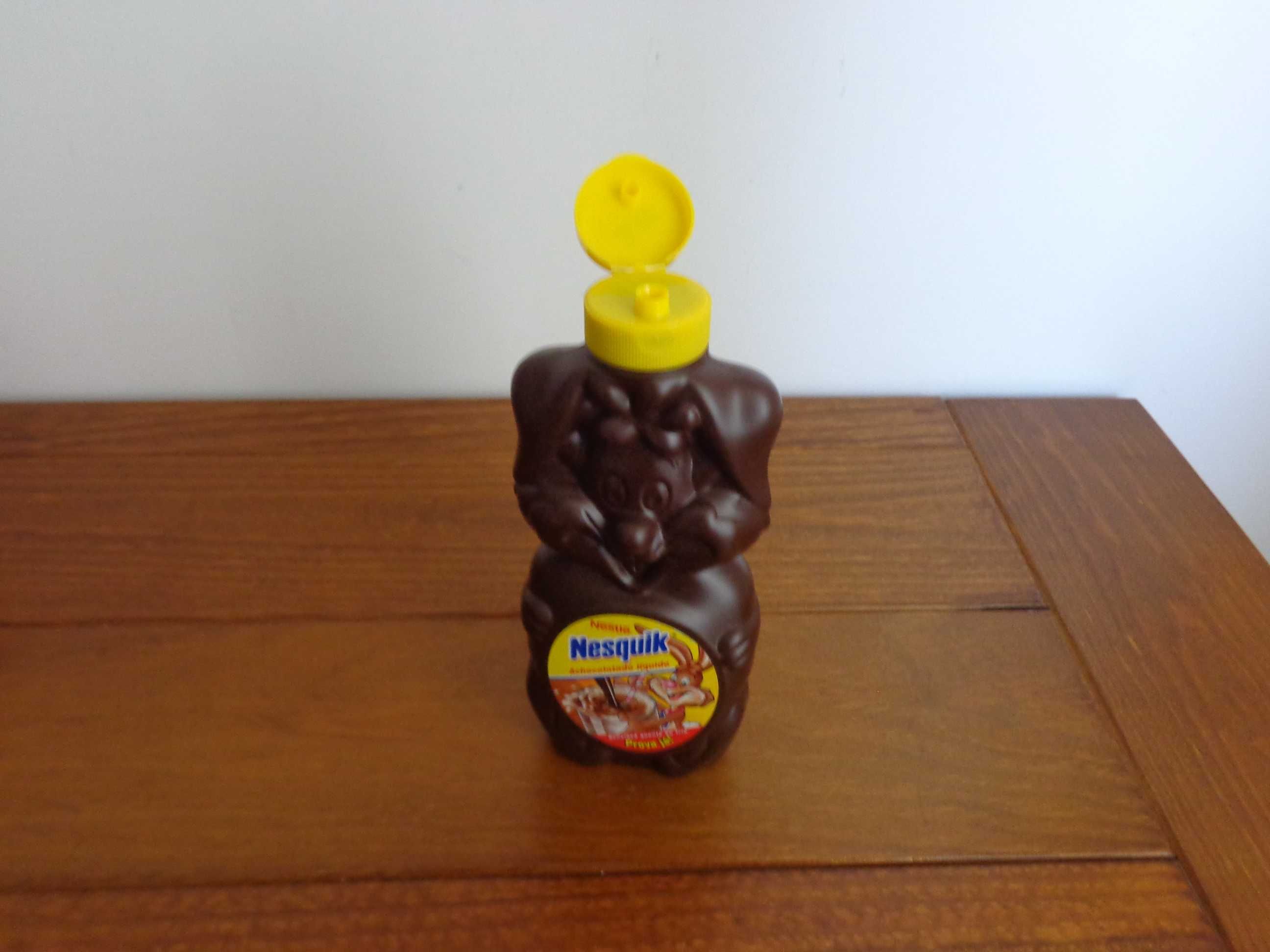 Garrafa coelho Nesquik, de bebida achocolatada