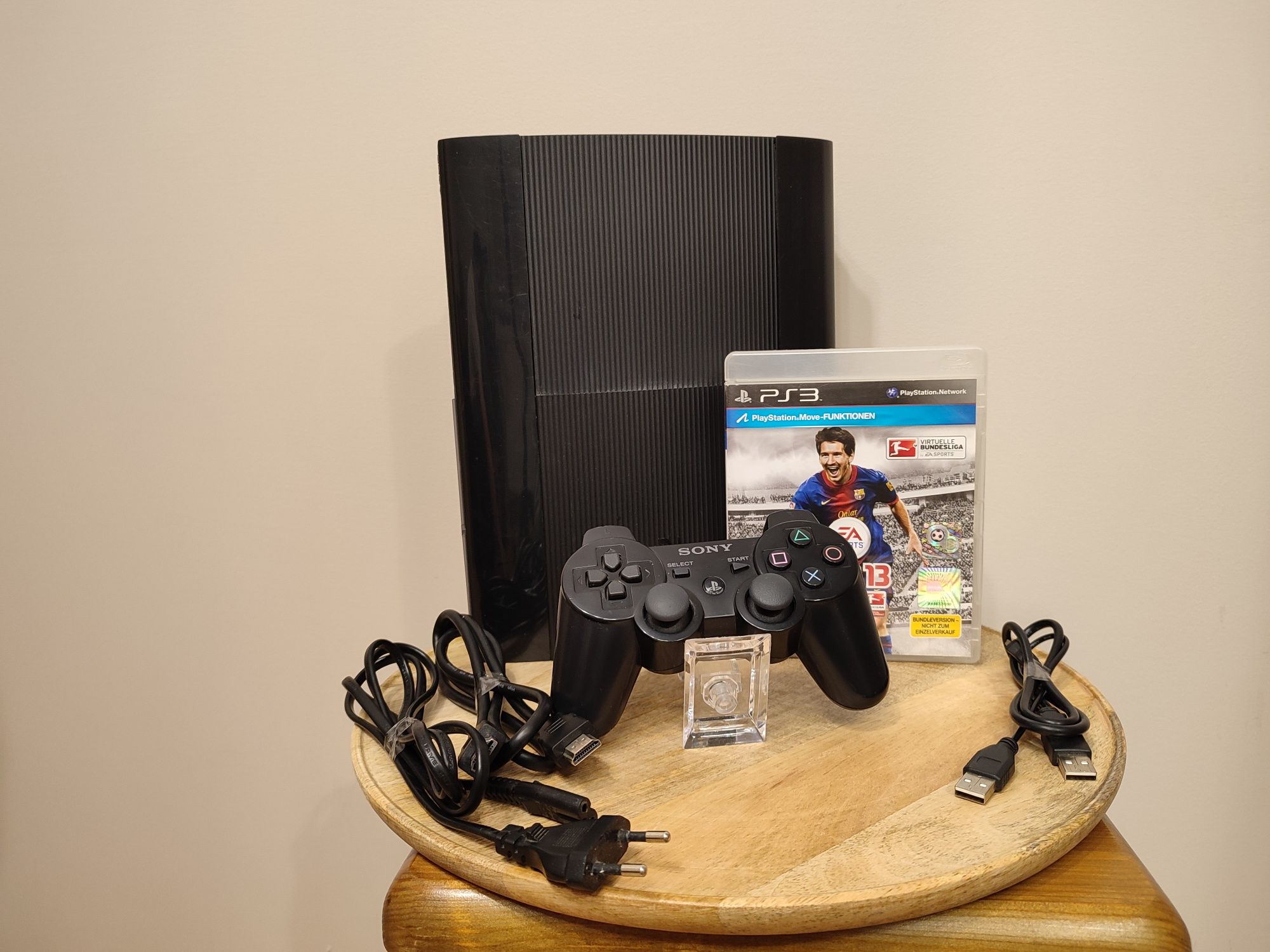 Konsola PlayStation 3 Super Slim pełne okablowanie, pad  i gra